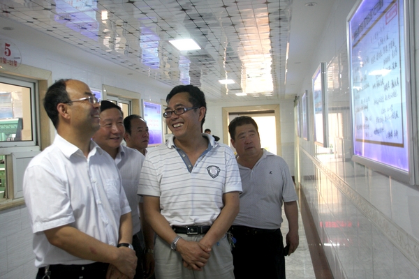 黃書記視察該礦安全文化長廊