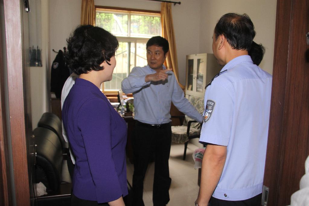 銅川市委書記郭大為(中)深入虹橋分局鴨口派出所調(diào)研 銅川市委書記郭大為(中)深入虹橋分局鴨口派出所調(diào)研