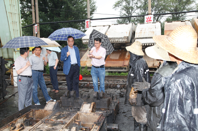雨中檢查液壓支架維修進(jìn)展情況