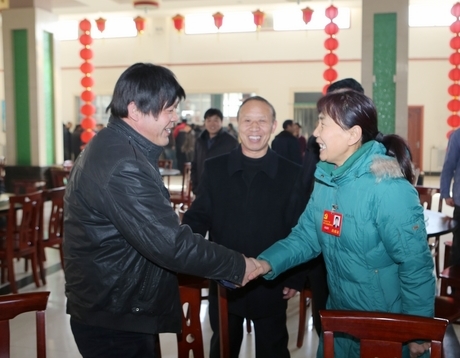 與該礦職工親切交談