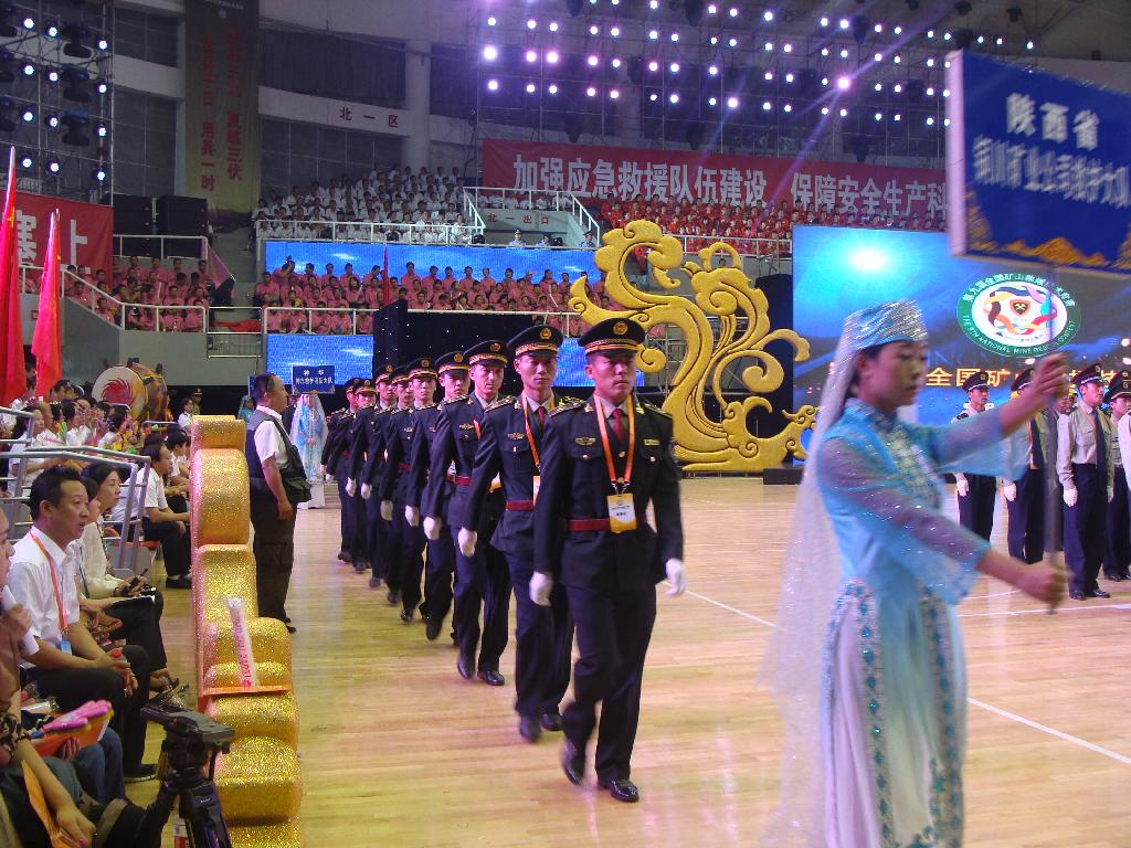 參賽隊(duì)員進(jìn)入開幕式