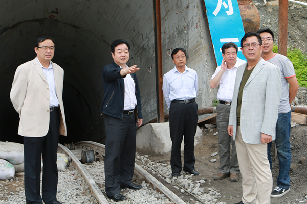 劉長來深入二號副斜井施工地點現(xiàn)場辦公 劉長來深入二號副斜井施工地點現(xiàn)場辦公