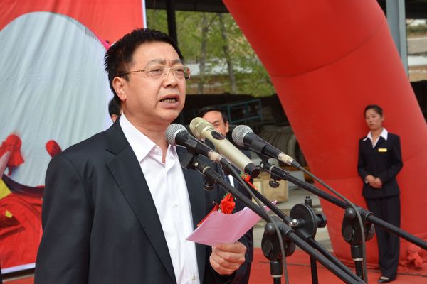 副總經(jīng)理薛鳴宣布設(shè)備運(yùn)轉(zhuǎn)開(kāi)始 副總經(jīng)理薛鳴宣布設(shè)備運(yùn)轉(zhuǎn)開(kāi)始