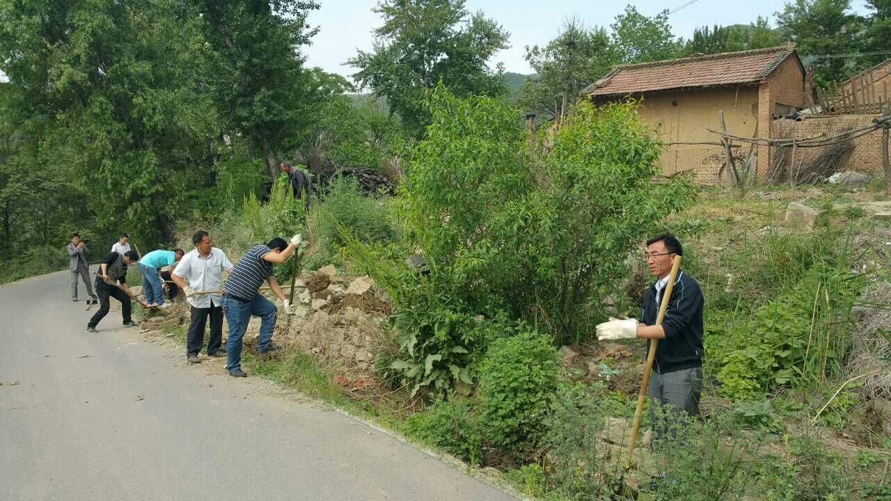 廣大干群齊動手清理雜物，勞動熱情高漲