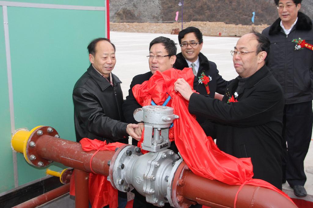  公司總經(jīng)理宋志剛、黨委書記黃河為下石節(jié)礦天然氣工程開閥送氣