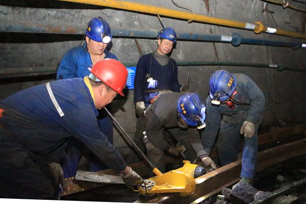 班組職工認(rèn)真進(jìn)行現(xiàn)場(chǎng)安全“自查”