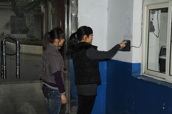 工作人員上班前在考勤機(jī)前考勤