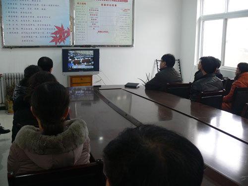 桃園社區(qū)廣大黨員干部職工觀看全國人大開幕