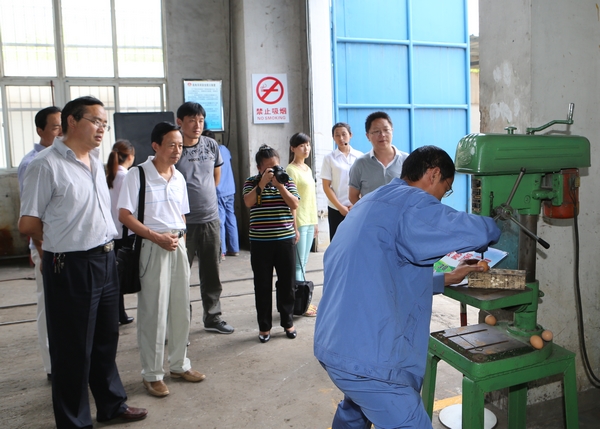 觀看職工技能演練電鉆鉆雞蛋