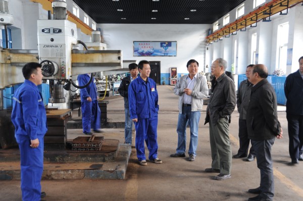 李秘書長在車間指導工作