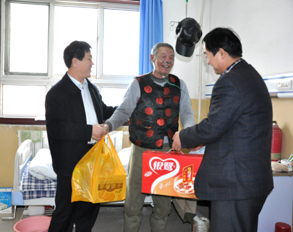 黨委書記李新中、副書記兼工會主席昝六民慰問退休患病職工