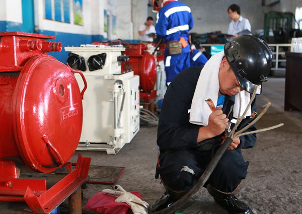 參賽選手認真操作