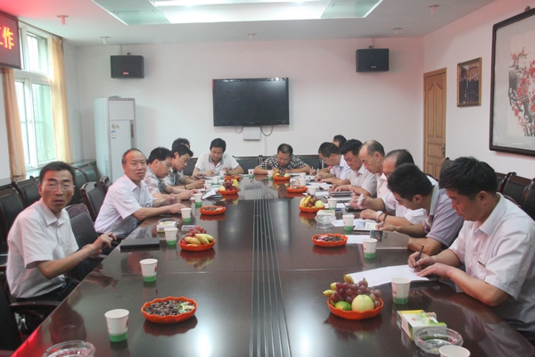 陜煤化實(shí)業(yè)集團(tuán)的工作人員發(fā)放測(cè)評(píng)表進(jìn)行服務(wù)滿意度調(diào)查