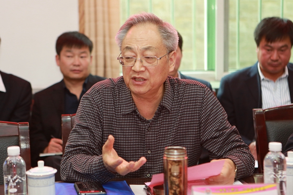 中煤政研會(huì)秘書長(zhǎng)李演珍主持會(huì)議