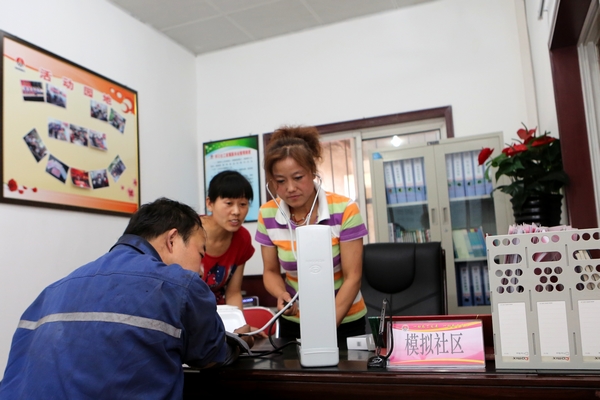 礦模擬社區(qū)的礦嫂為剛升井職工測(cè)量血壓
