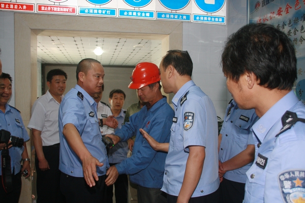 虹橋分局領(lǐng)導(dǎo)體驗(yàn)該礦井口驗(yàn)身