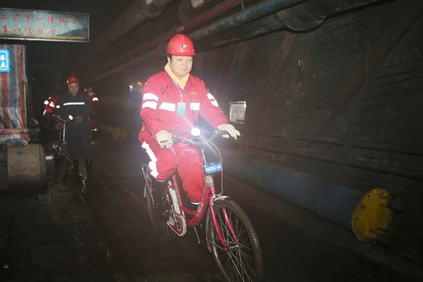 檢查組領(lǐng)導(dǎo)親身感受在井下騎自行車的便捷