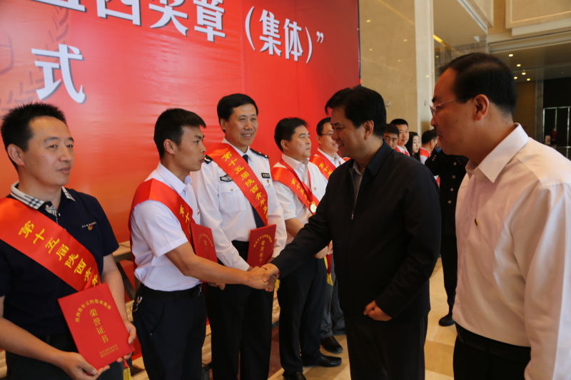 陜西省副省長張道宏為公司救護(hù)大隊(duì)團(tuán)總支書記高永強(qiáng)頒發(fā)榮譽(yù)證書