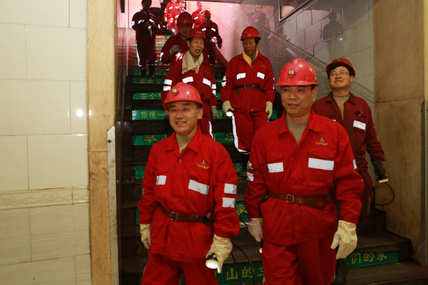 檢查組深入井下檢查指導工作 檢查組深入井下檢查指導工作