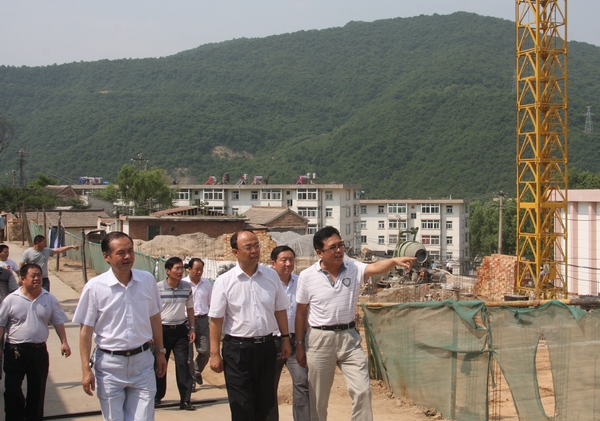 黃書記視察該礦搬遷安置樓建設(shè)情況