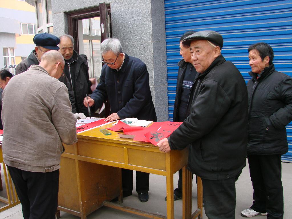 書法家張谷田現(xiàn)場(chǎng)為社區(qū)群眾書寫春聯(lián)