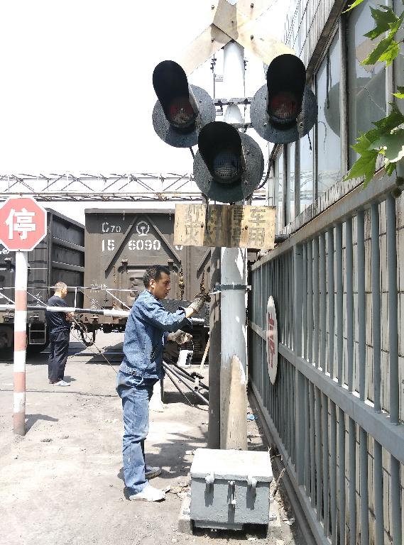 鐵運(yùn)職工對(duì)渭河電廠道口信號(hào)報(bào)警器刷漆