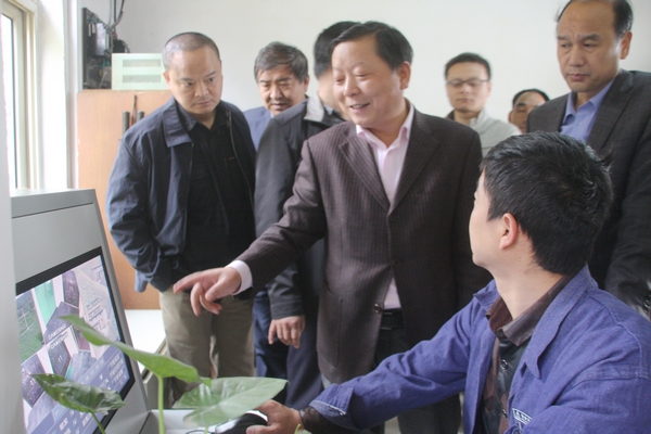  領(lǐng)導(dǎo)現(xiàn)場(chǎng)給予工作指導(dǎo)