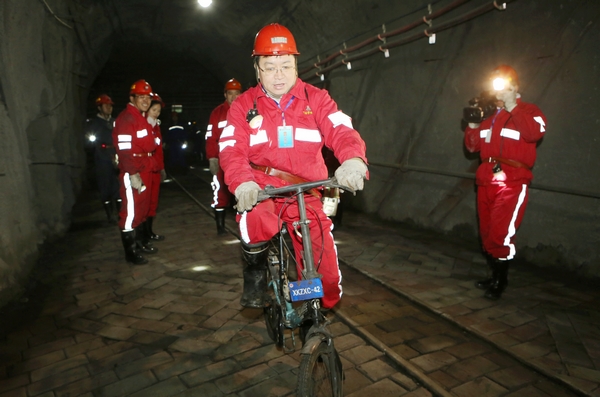 在井下體驗(yàn)取自行車代替步行