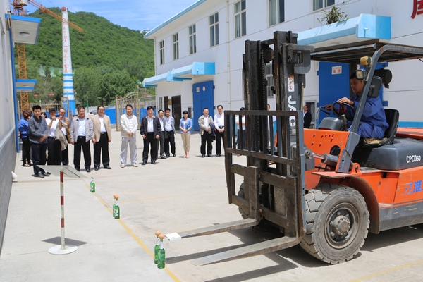省總工會領(lǐng)導(dǎo)現(xiàn)場觀摩職工技能演練——叉車挑雞蛋