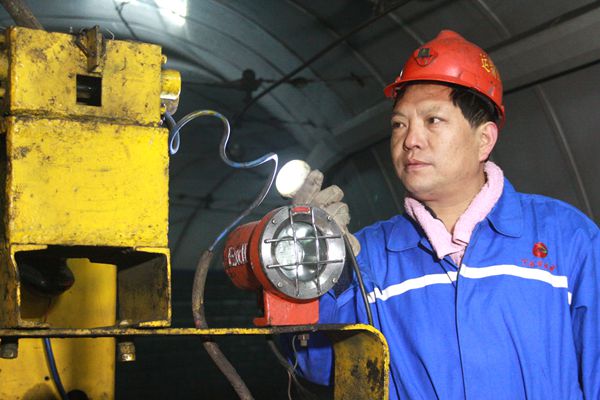 運(yùn)輸區(qū)區(qū)長雷平義第一個到現(xiàn)場確認(rèn)機(jī)車安全狀態(tài)