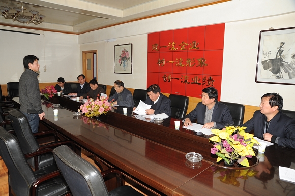 圖為面試組對(duì)競(jìng)聘職工進(jìn)行面試