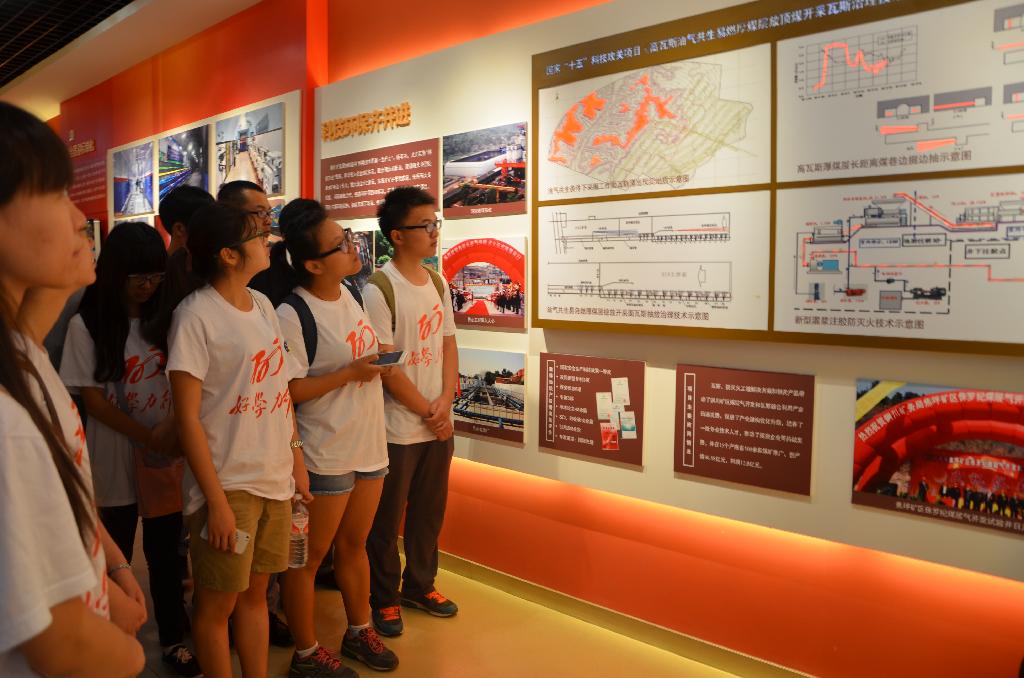 大學(xué)生們參觀銅煤文化展覽館