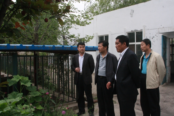 檢查組領(lǐng)導(dǎo)查看二廣場(chǎng)工業(yè)區(qū)域排水、防雷電設(shè)施情況