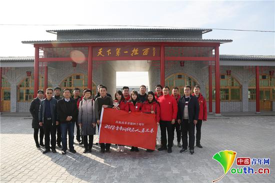 采風團成員合影留念。閻夢圓　攝