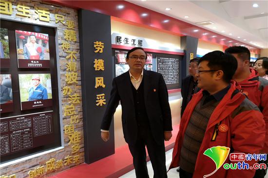 采風團成員參觀下石節(jié)煤礦。閻夢圓　攝