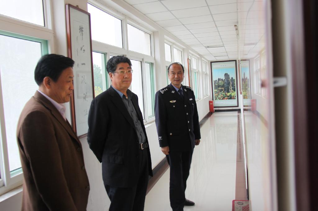 銅川礦業(yè)公司黨委書記郭寶輝(中)參觀虹橋分局警營文化展覽 銅川礦業(yè)公司黨委書記郭寶輝(中)參觀虹橋分局警營文化展覽