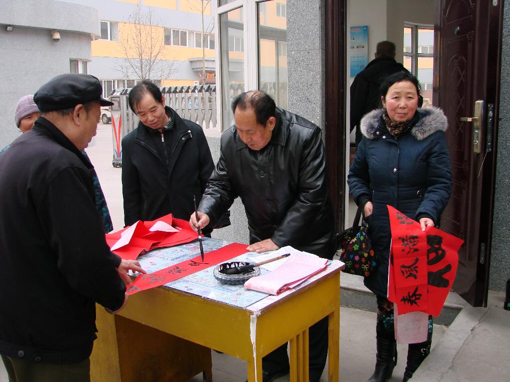 書法家劉明現(xiàn)場(chǎng)為群眾書寫春聯(lián)