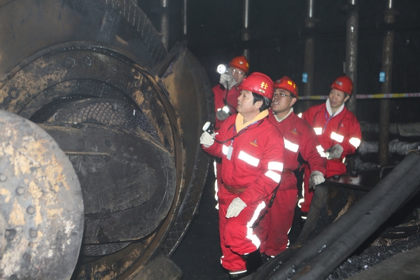 公司副總經(jīng)理劉水利等領(lǐng)導(dǎo)深入該礦2301工作面查看綜采設(shè)備運行情況