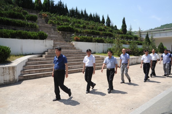 繞碑祭奠遇難礦工