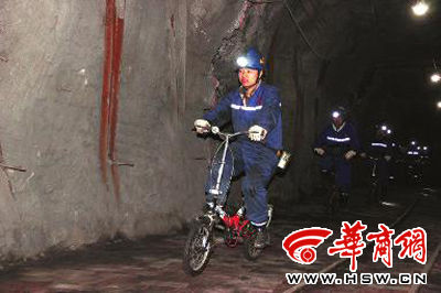 下石節(jié)煤礦工人在礦道里騎自行車本報記者 薛振宇 攝 下石節(jié)煤礦工人在礦道里騎自行車本報記者 薛振宇 攝