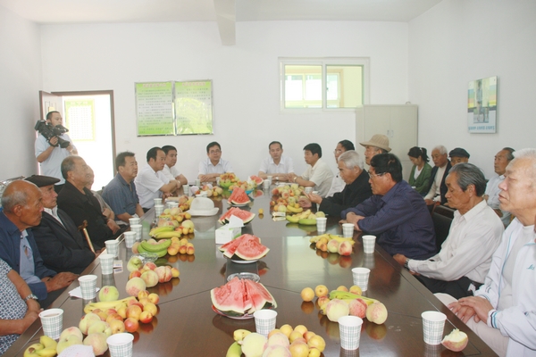 干群歡聚暢喜談礦山新變化