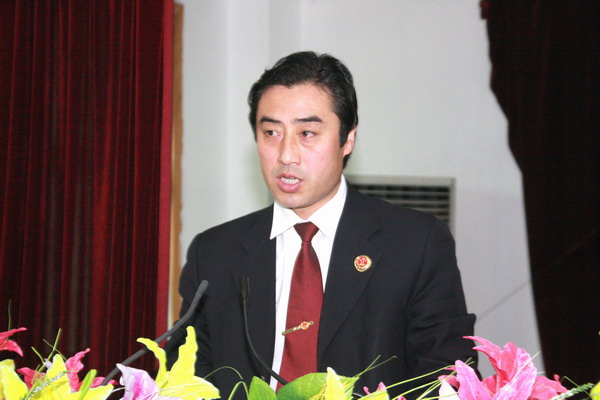 耀州區(qū)人民檢察院預(yù)防職務(wù)犯罪科科長李玉峰同志代表檢察干部做表態(tài)發(fā)言