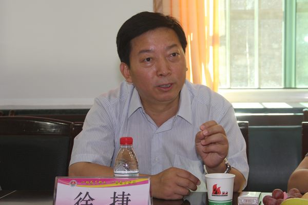 公司黨委副書記、紀(jì)委書記徐捷介紹國資委領(lǐng)導(dǎo)來礦調(diào)研的目的