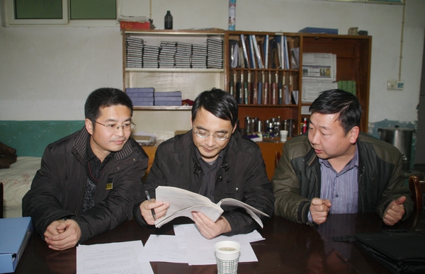 檢查組成員查看該礦質(zhì)量標準化建設(shè)基礎(chǔ)資料