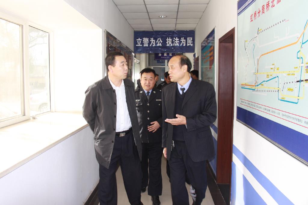 銅川市人民政府市長助理、市局黨委書記、局長高毅(左一)深入虹橋分局檢查基層派出所建設(shè) 銅川市人民政府市長助理、市局黨委書記、局長高毅(左一)深入虹橋分局檢查基層派出所建設(shè)