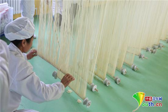 采風團參觀東莊村手工空心掛面廠。閻夢圓　攝