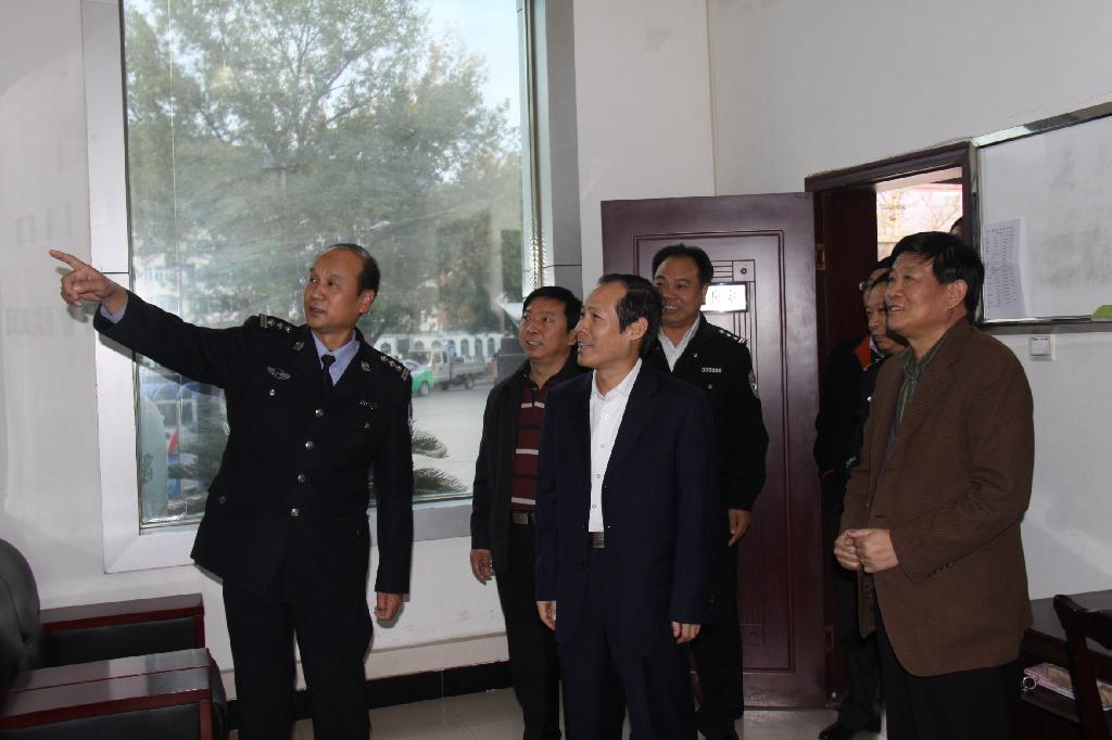 銅川礦業(yè)公司總經(jīng)理王蓬(中)在虹橋分局調(diào)研公安工作 銅川礦業(yè)公司總經(jīng)理王蓬(中)在虹橋分局調(diào)研公安工作