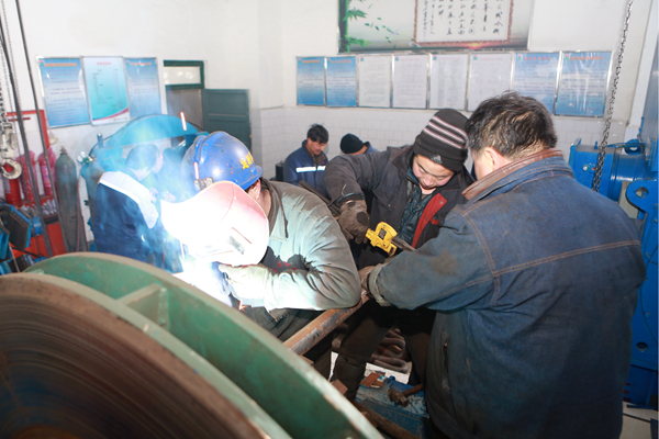 大皮帶機房內(nèi)繁忙的檢修場景