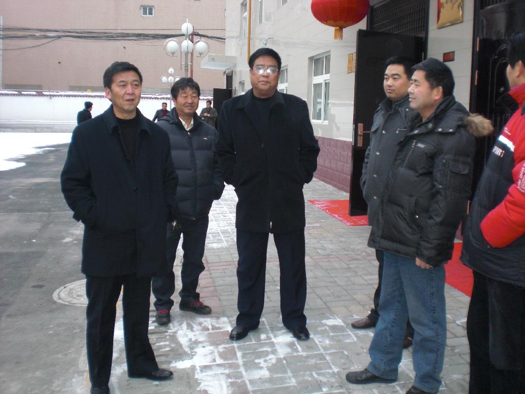 李先鋒總經(jīng)理代表公司黨政對(duì)事務(wù)中心干部職工進(jìn)行慰問并講話