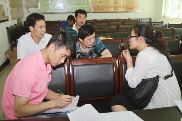 記者采訪該礦榮獲“全國優(yōu)秀班組”的綜掘一隊(duì)生產(chǎn)三班的干部職工